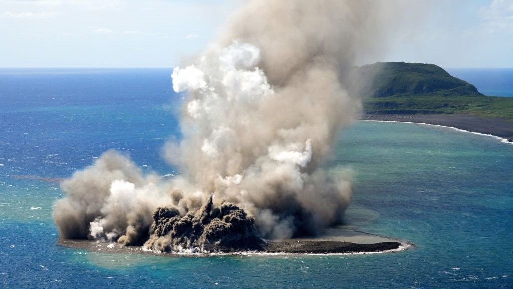  Shpërthimi vullkanik nënujor lind një ishull të ri në oqeanin paqësor