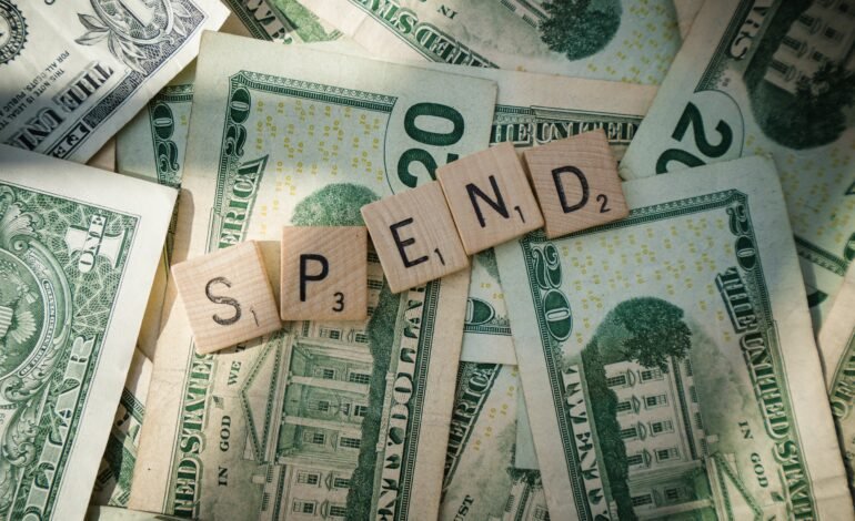  Po shpenzoni shumë, po investoni pak?